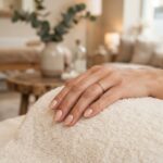 Vernis permanent : main soignée avec manucure nude, Institut du Parc Monceau, Paris 17